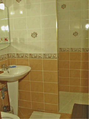 Un des 2 cabinet de toilette avec douche au sol à l'italienne.