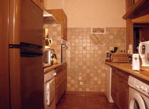 Cuisine avec réfrigérateur-congélateur, four, lave-linge, sèche-linge, lave-vaisselle, four micro-ondes, cafetière, grille-pain, bouilloire, poêles, cocotte-minute, etc...